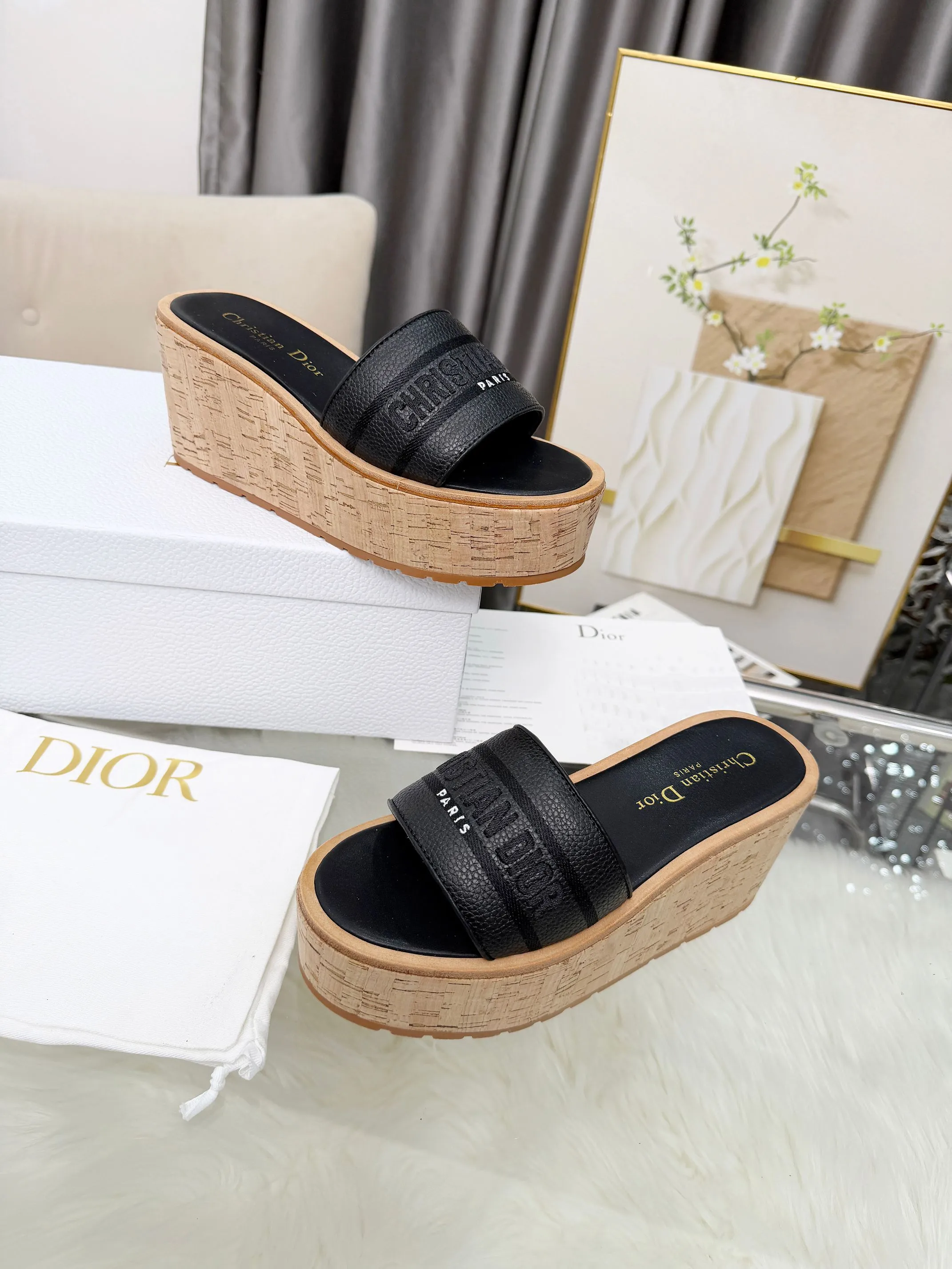 👟👟Ex-factory price 440👟👟 Dior Dior〰️Dway thick-soled wedge sandals✔️This thick-soled sandal is fashionable, casual and highly recognizable. The inspiration is cleverly combined by D's main designer into the perfect shoe shape. Paired with brand buckles, it is even more fashionable! Original version, perfect and exquisite workmanship!  Upper: pebbled leather + electric show code number; 35-39 (40-41 customized)
